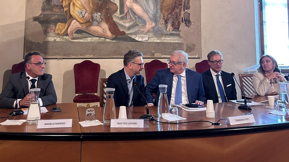 Ministro Foti sui fondi diretti: "Aiutare enti locali e imprese a trasformare idee in progetti sostenibili" Ministro Foti sui fondi diretti: "Aiutare enti locali e imprese a trasformare idee in progetti sostenibili"