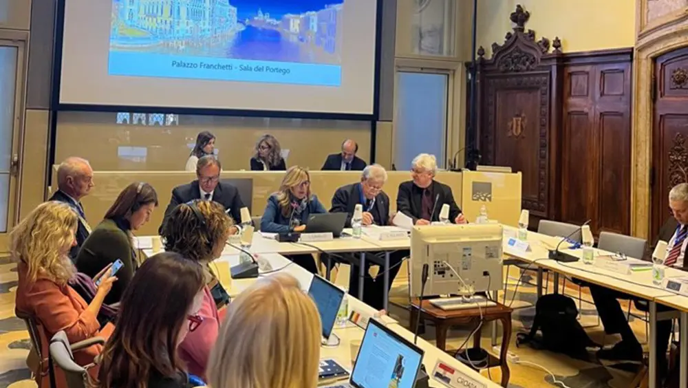 Lotta alla disinformazione e nuove sfide poste dall'intelligenza artificiale al centro dei lavori del Club di Venezia Lotta alla disinformazione e nuove sfide poste dall'intelligenza artificiale al centro dei lavori del Club di Venezia